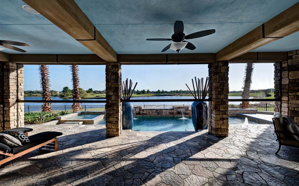 Modern backyard patio with Phantom's motorized retractable screens 